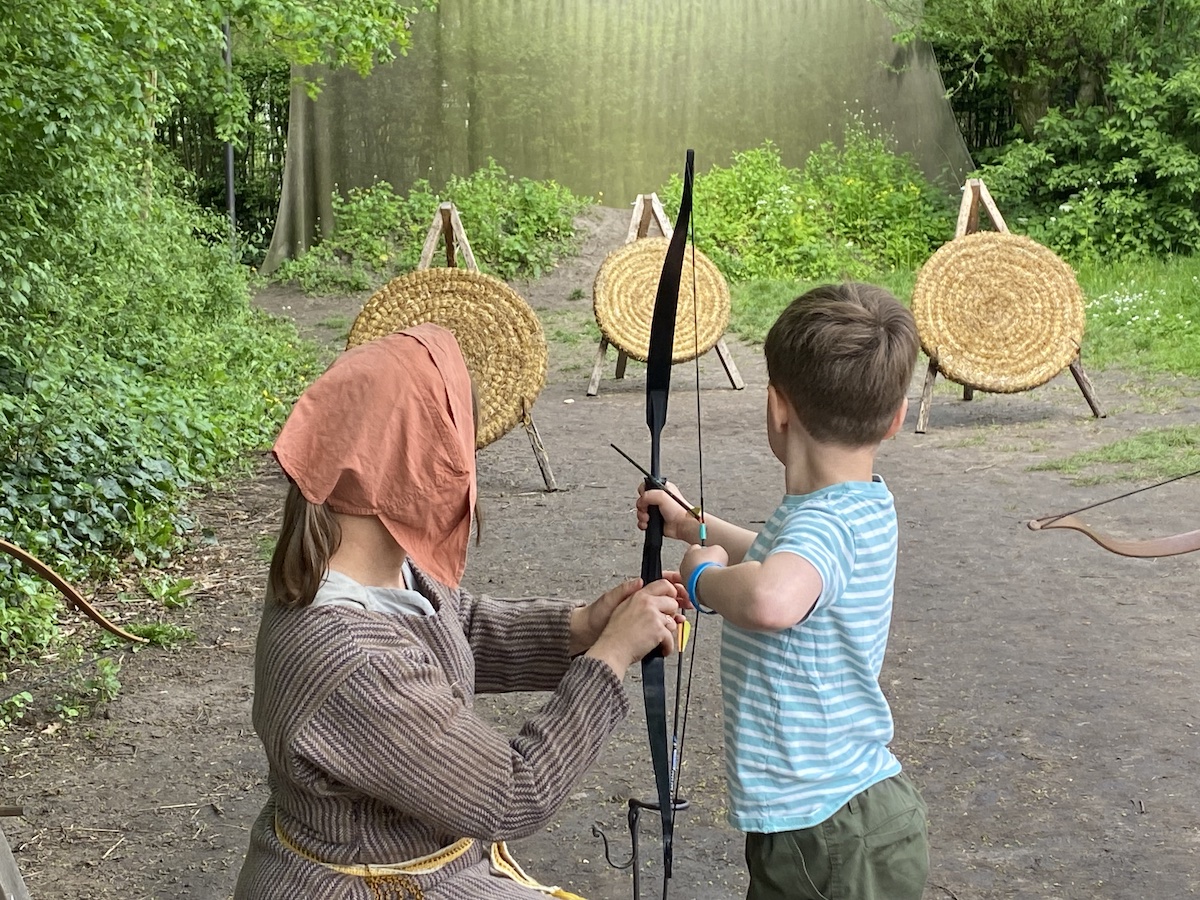 Boogschieten pre historisch dorp